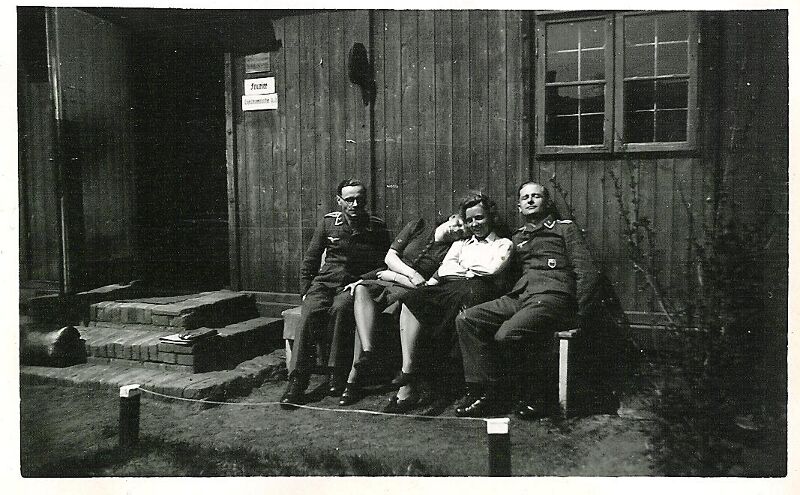 Luise-Senger-mit-Freundin-Bromberg-Flughafen-circa-1942.jpg