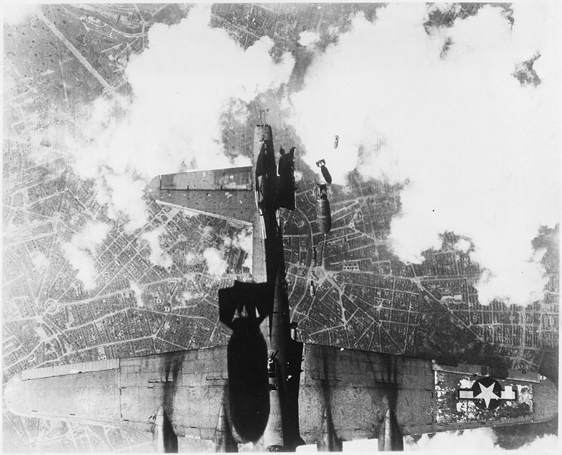 United_States_bombing_raid_over_a_German_city_-_NARA_-_197269.jpg